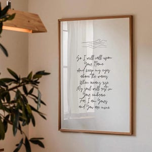 Op de afbeelding: Een ingelijst print met een handgeschreven gedicht over liefde en toewijding. Het gedicht luidt: "So I will call upon Your Name And keep my eyes above The waves When oceans rise My soul will rest in Your embrace For I am Yours and You are mine"