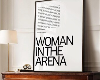 Stampa artistica femminista da parete con citazione "La donna nell'arena", poster scaricabile.