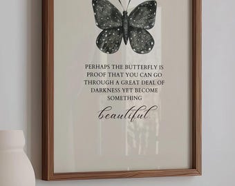 Könnte beinhalten: Ein gerahmter Druck mit einer Schwarzweiß-Schmetterlings-Illustration und dem Text "PERHAPS THE BUTTERFLY IS PROOF THAT YOU CAN GO THROUGH A GREAT DEAL OF DARKNESS YET BECOME SOMETHING beautiful."