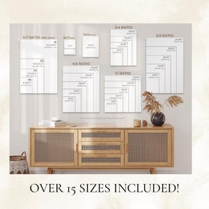 Op de afbeelding: Een witte muur met een verscheidenheid aan witte rechthoekige frames die verschillende formaten en verhoudingen van prints weergeven. De tekst "OVER 15 SIZES INCLUDED!" staat onderaan de afbeelding.