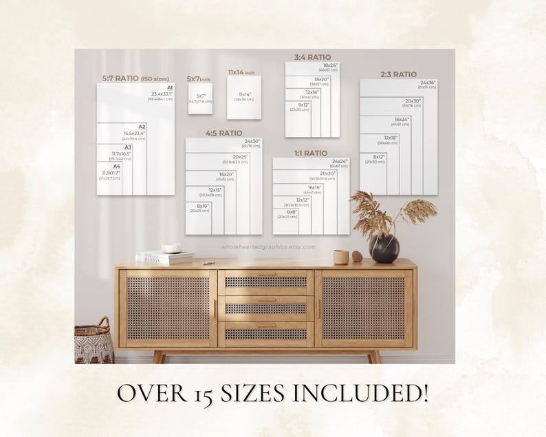 Op de afbeelding: Een witte muur met een verscheidenheid aan witte rechthoekige frames die verschillende formaten en verhoudingen van prints weergeven. De tekst "OVER 15 SIZES INCLUDED!" staat onderaan de afbeelding.