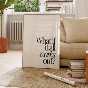 Könnte beinhalten: Ein gerahmter Druck mit weißem Hintergrund und schwarzem Text, der "What if it all works out?" lautet.