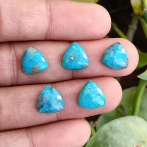 Cabujones triangulares de turquesa de Arizona: lote de piedras preciosas calibradas al por mayor