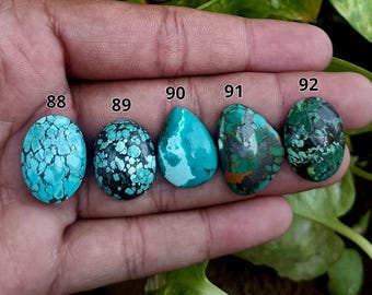 Op de afbeelding: Vijf turkoois edelstenen in ovale en druppelvormige vormen. De stenen variëren in kleur van licht tot donkerblauwgroen, met zwarte en bruine matrixpatronen. Elke steen is genummerd 88, 89, 90, 91 en 92.