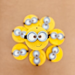 Bola de Navidad Minion Pintada a Mano | Adorno Ecológico de Cartón