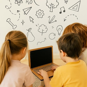 Könnte beinhalten: Drei Kinder sitzen um einen Laptop aus Holz mit schwarzem Bildschirm. Der Hintergrund zeigt handgezeichnete Kritzeleien einer Glühbirne, einer Rakete und anderer Bildungssymbole. Die Kinder konzentrieren sich auf den Laptop.