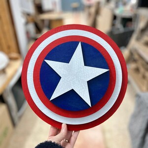 Escudo del Capitán América de cartón ecológico: accesorio de superhéroes de Marvel