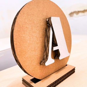 Círculo de cartón con inicial para decorar habitación infantil - decoración infantil