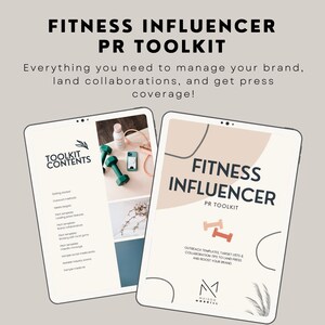 Puede incluir: Una tableta digital que muestra un kit de herramientas de relaciones públicas para influencers de fitness con una lista de verificación del contenido y una descripción de las características del kit de herramientas. El kit de herramientas incluye plantillas de divulgación, listas de objetivos y consejos de colaboración para obtener prensa y aumentar su marca. El texto "TOOLKIT CONTENTS" y "FITNESS INFLUENCER PR TOOLKIT" se muestra en la tableta.