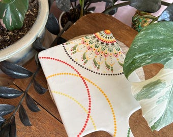 Handbeschilderde kaasplank, serveerschaal met herfstmandala, keukendecoratie