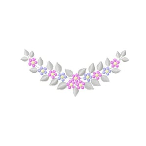 Könnte beinhalten: Ein silbernes Stickmuster mit einer Blumengirlande mit rosa, gelben und blauen Blumen.