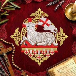 Könnte beinhalten: Gestickte religiöse Ikone mit einem weißen Lamm mit rotem Heiligenschein, das eine Fahne mit rotem Kreuz hält. Das Lamm ruht auf einer dekorativen roten und goldenen Basis. Der Hintergrund ist tiefrot mit goldenen Akzenten und einem Rosenkranz.