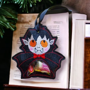 Vampire Dracula - Sacchetto per dolcetti di Halloween - Disegno per ricamo a macchina. Portacaramelle a forma di vampiro - 7 misure