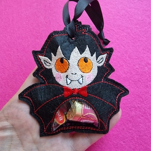 Vampire Dracula - Sacchetto per dolcetti di Halloween - Disegno per ricamo a macchina. Portacaramelle a forma di vampiro - 7 misure
