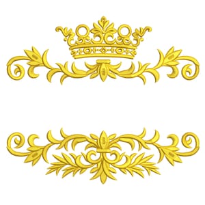 Può includere: Una corona dorata con dettagli decorativi si trova sopra un paio di disegni floreali dorati simmetrici.