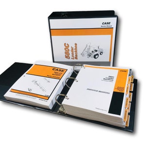 Può includere: Un set di raccoglitori a tre anelli contenente un manuale di assistenza e un catalogo di ricambi per una pala gommata Case 580C. Il raccoglitore è nero con accenti arancioni e i manuali sono stampati in bianco e nero.