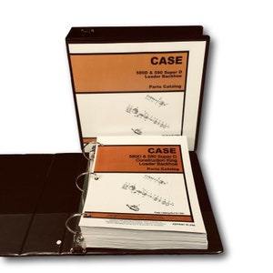 Può includere: Un set di due volumi di cataloghi di ricambi per le pale gommate escavatrici Case 580D e 580 Super D. I cataloghi sono rilegati in cartelle nere con copertine arancioni. Le copertine presentano il logo Case e il numero di modello. Il testo "Catalogo ricambi" è stampato in bianco sulle copertine.