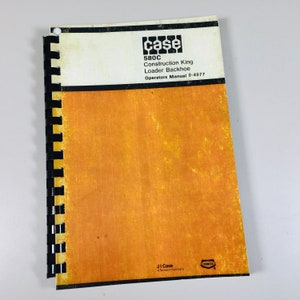 Può includere: Un manuale per l'operatore della pala gommata retroescavatrice Case 580C Construction King Loader Backhoe. Il manuale è di colore giallo e nero, con una rilegatura a spirale nera e il logo Case.