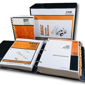 Può includere: Una raccolta di manuali e cataloghi ricambi CASE 580C Loader Backhoe. I manuali sono in un raccoglitore nero con dettagli bianchi e arancioni. L'immagine include un manuale di servizio, un catalogo ricambi e altri documenti correlati.