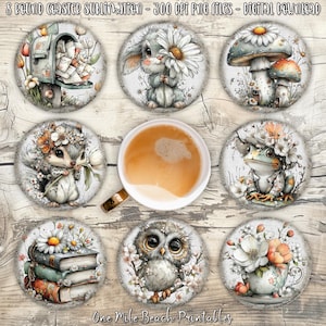 Op de afbeelding: Set van acht ronde onderzetters met grillige illustraties. Ontwerpen omvatten een brievenbus, een konijn, paddenstoelen, een eekhoorn, een kikker, boeken, een uil en een bloemstuk. De tekst "8 ROUND COASTER Sublimation" staat bovenaan.