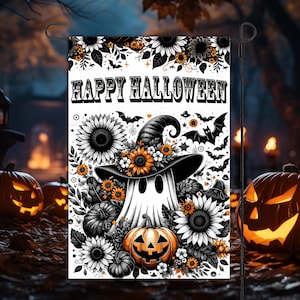 Könnte beinhalten: Eine weiße Gartenflagge mit einer schwarz-weißen Illustration eines Geistes, der einen Hexenhut mit Sonnenblumen und anderen floralen Elementen trägt. Der Text "Happy Halloween" ist oben auf der Flagge in Schwarz gedruckt.