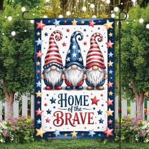Bandiera da giardino &quot;Home Of The Brave Gnomes&quot; 12x18, design a sublimazione, download immediato, PNG, bandiera da giardino con gnomo patriottico, bandiera da giardino patriottica in formato PNG