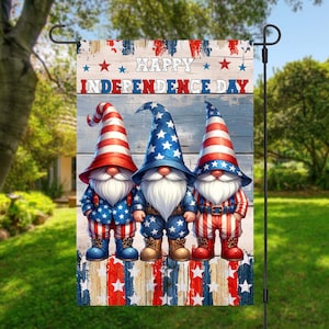 Bandiera da giardino &quot;Happy Independence Day&quot; con stampa a sublimazione, download immediato, PNG, bandiera da giardino con gnomi patriottici 12x18, bandiera da giardino con gnomi USA