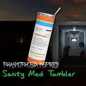 Może przedstawiać: Kubek ze stali nierdzewnej ze słomką, z wzorem inspirowanym etykietą recepty. Etykieta głosi "Ghost Huntin'" i "Sanity Pill 500mg." Kubek ma pomarańczowe, białe i niebieskie paski. Tekst na dole brzmi "Phasmophobia Inspired Sanity Med Tumbler."