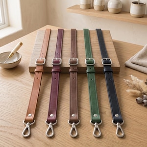 Puede incluir: Cinco correas de cuero para bolso en colores beige, burdeos, marrón, verde y negro. Cada correa cuenta con una hebilla de metal plateado para ajustar la longitud y un mosquetón giratorio plateado en el extremo inferior para su fijación.