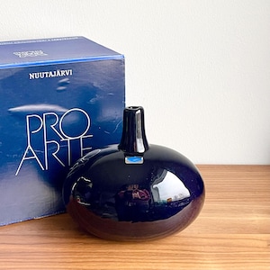 FINDING! Nuutajärvi MANSIKKAPAIKKA Pro Arte bottle by Oiva Toikka in original package, signed 