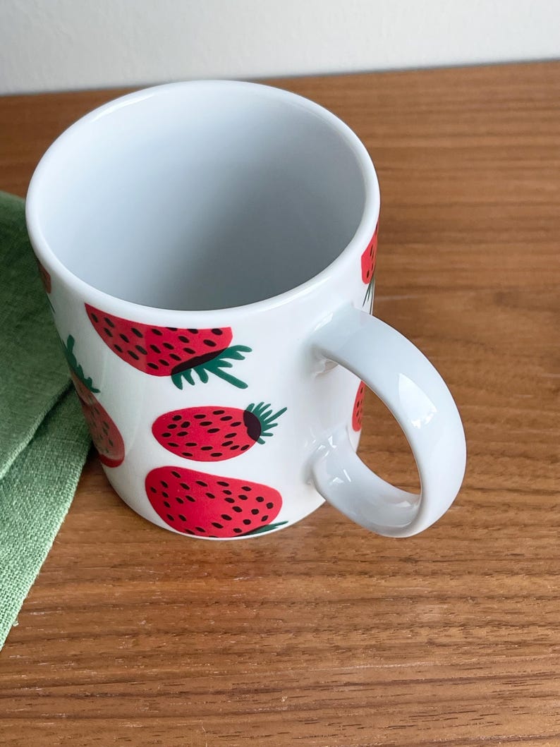Marimekko Finland MANSIKKA D-handle mug - Thumbnail 2