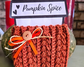 Funda para taza de calabaza y especias de ganchillo hecha a mano con botón de madera