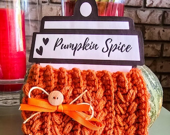 Funda de taza de ganchillo con forma de calabaza y especias: Funda para café de otoño hecha a mano