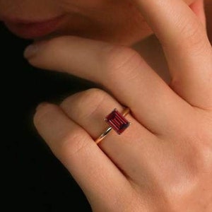 Anillo de bodas con granate rojo natural de 1,70 cts, anillo con piedra natal de enero, anillo de compromiso con piedra roja de talla esmeralda, anillo de novia solitario, regalo para ella
