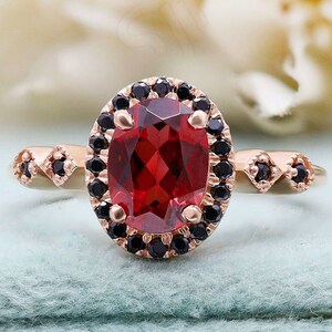 Anillo de compromiso/boda de oro rosa de 14 quilates con granate rojo ovalado natural, ideal como regalo de aniversario, cumpleaños o promesa. También disponible con halo y espinela negra.