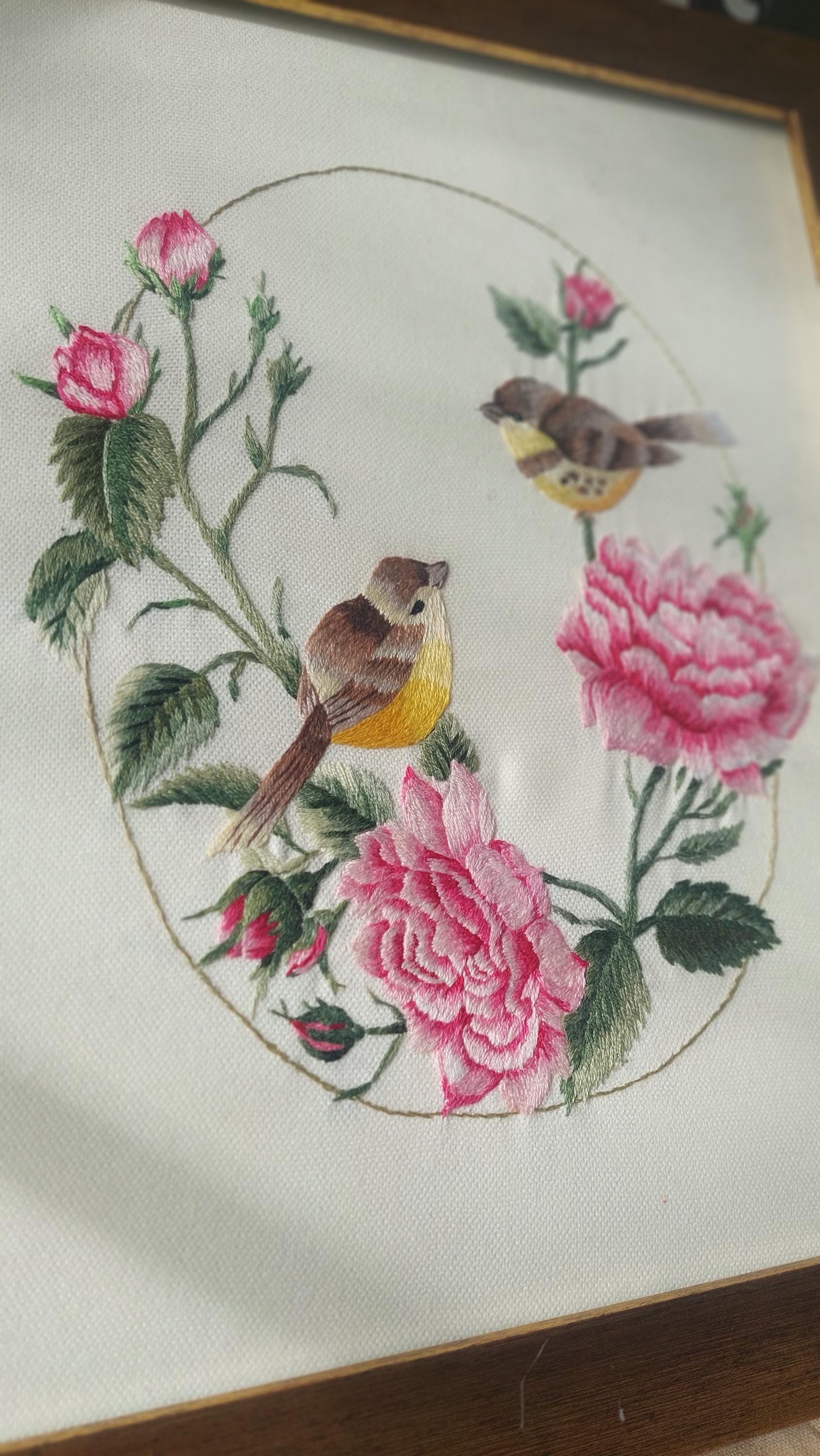 手作りの額入り刺繍：牡丹の枝に止まる鳥（30 cm x 25 cm） - Etsy 日本