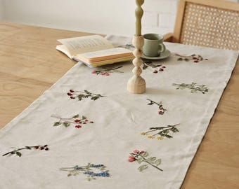 Tovaglia in lino ricamata a mano con fiori selvatici – Decorazione floreale rustica, 40 x 130 cm. Ricamo fatto a mano.