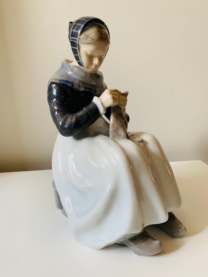 Royal Copenhagen Amager Girl Knitting Figurine - Thumbnail 4