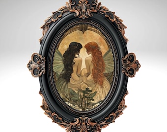 Pode incluir: Uma impressão oval emoldurada de duas fadas com asas, uma com cabelo escuro e a outra com cabelo ruivo, frente a frente. As fadas usam vestidos fluidos e estão rodeadas de folhagem verde.