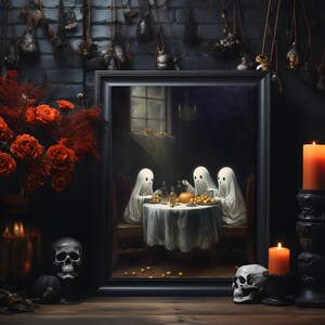 Puede incluir: Una pintura enmarcada de tres fantasmas blancos sentados a una mesa con un cuenco de fruta. La pintura est&aacute; situada contra una pared de ladrillo oscuro con un ramo de rosas rojas en un jarr&oacute;n en primer plano.