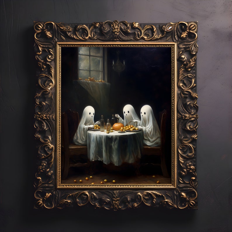 Puede incluir: Una pintura en un marco de madera oscura representa a tres fantasmas blancos sentados a una mesa con un cuenco de fruta y una botella de vino. Los fantasmas visten t&uacute;nicas blancas y tienen ojos brillantes. La pintura est&aacute; ambientada en una habitaci&oacute;n oscura con una ventana en el fondo.