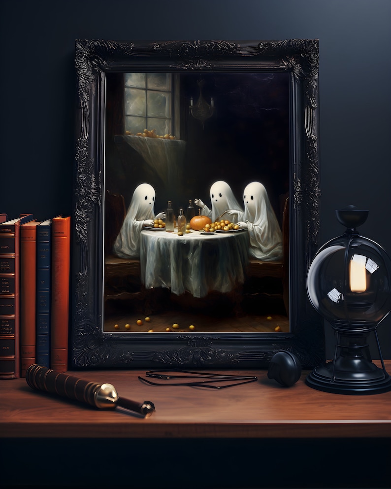 Puede incluir: Una pintura enmarcada de tres fantasmas blancos sentados a una mesa con una gran calabaza naranja y un taz&oacute;n de limones. Los fantasmas visten t&uacute;nicas blancas y no tienen rasgos faciales. La pintura est&aacute; ambientada en una habitaci&oacute;n oscura con una ventana en el fondo.