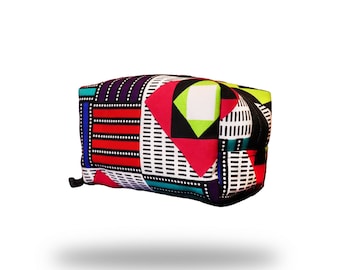 Può includere: Una trousse da trucco con motivo geometrico colorato con chiusura a zip. La trousse è realizzata in tessuto e presenta un design nero, bianco, rosso, blu, verde e rosa.