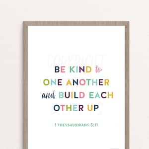 1 Tesalonicenses 5:11 Arte - Imagen con versículo bíblico para niños, póster con versículo bíblico, letrero de Tesalonicenses, oración para niños, letrero cristiano para el aula