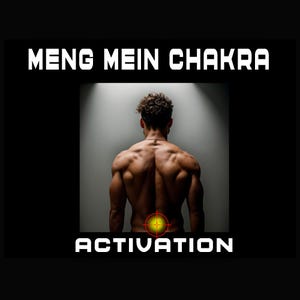 Può includere: Un uomo muscoloso con le spalle alla telecamera, in piedi sotto i riflettori. Il testo "MENG MEIN CHAKRA ACTIVATION" è sotto di lui. Un cerchio giallo con un mirino rosso è sulla sua parte bassa della schiena.