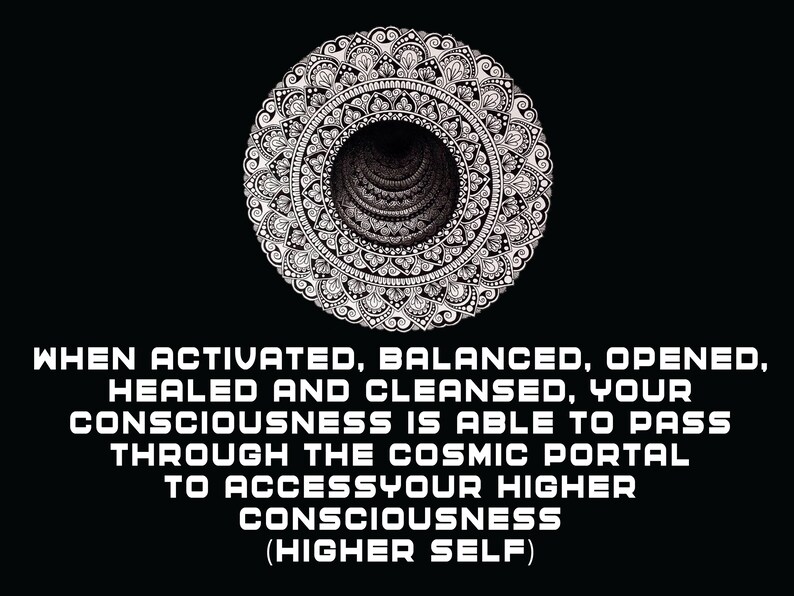 Puede incluir: Un dise&ntilde;o de mandala en blanco y negro con una cita sobre el acceso a la conciencia superior. La cita dice: "Cuando se activa, se equilibra, se abre, se cura y se limpia, tu conciencia puede pasar por el portal c&oacute;smico para acceder a tu conciencia superior (Yo Superior)"