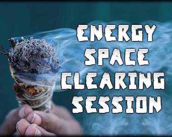 Può includere: Una mano tiene un fascio di salvia fumante, che rilascia fumo bianco. Il testo "ENERGY SPACE CLEARING SESSION" è scritto in lettere bianche e spesse su uno sfondo blu.
