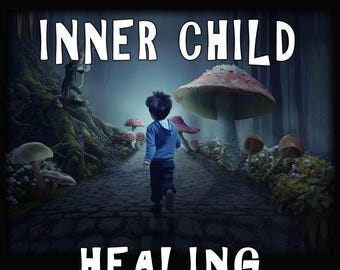 Pode incluir: Uma ilustração digital de uma criança com um capuz azul e calças escuras a caminhar num caminho de pedra numa floresta escura. Grandes cogumelos vermelhos e brancos ladeiam o caminho, com o texto INNER CHILD HEALING em letras brancas.