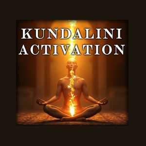 Könnte beinhalten: Eine Person sitzt in meditativer Haltung mit geschlossenen Augen, umgeben von goldenem Licht. Ein Feuerstrom steigt aus ihrem Körper auf und erreicht den Himmel. Der Text "Kundalini Activation" wird oben im Bild angezeigt.