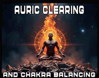 Könnte beinhalten: Digitales Kunstwerk, das eine meditierende Figur mit einer orangefarbenen Aura und einem feurigen Hintergrund zeigt. Der Text "AURIC CLEARING AND CHAKRA BALANCING" ist in weißen Buchstaben dargestellt.